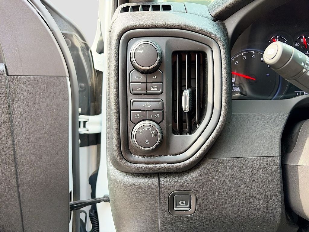 2025 Chevrolet Silverado Custom