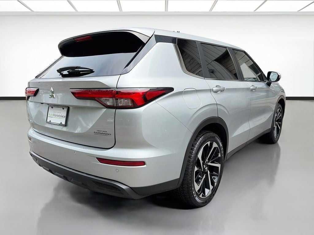 2022 Mitsubishi Outlander ES