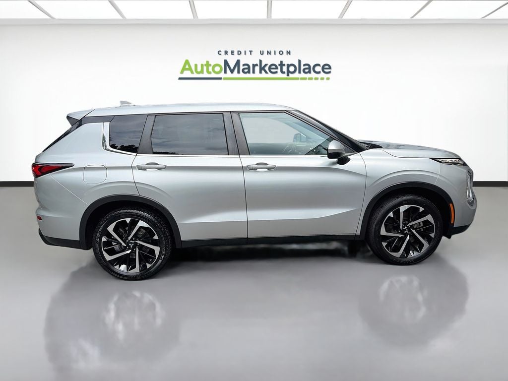 2022 Mitsubishi Outlander ES